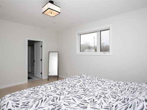 1825 Rosslyn Road, Thunder Bay, ON - Indoor Photo Showing Bedroom