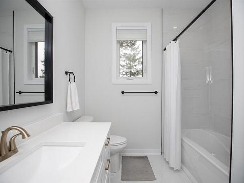 1825 Rosslyn Road, Thunder Bay, ON - Indoor Photo Showing Bathroom