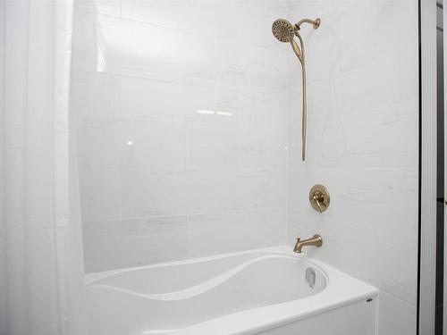 1825 Rosslyn Road, Thunder Bay, ON - Indoor Photo Showing Bathroom