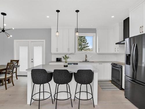 1825 Rosslyn Road, Thunder Bay, ON - Indoor Photo Showing Kitchen With Upgraded Kitchen