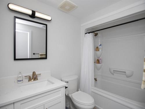 1825 Rosslyn Road, Thunder Bay, ON - Indoor Photo Showing Bathroom