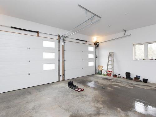 1825 Rosslyn Road, Thunder Bay, ON - Indoor Photo Showing Garage