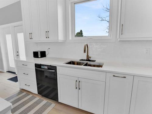 1825 Rosslyn Road, Thunder Bay, ON - Indoor Photo Showing Kitchen With Double Sink