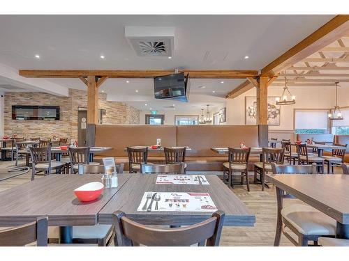 Salle Ã  manger - J-75 Av. De La Gare, Saint-Sauveur, QC 