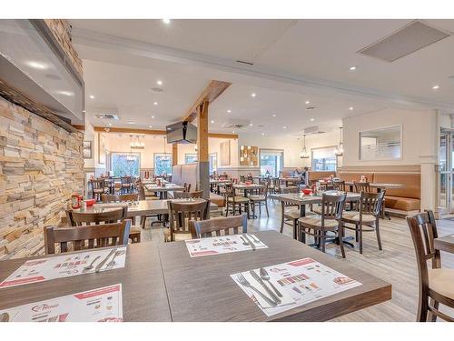 Salle Ã  manger - J-75 Av. De La Gare, Saint-Sauveur, QC 