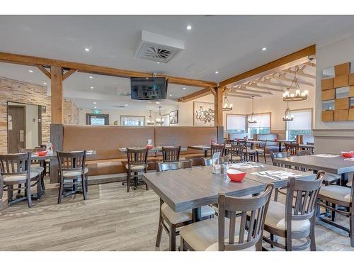 Salle Ã  manger - J-75 Av. De La Gare, Saint-Sauveur, QC 