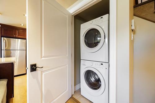 Salle de lavage - 307-5700 Av. Victoria, Montréal (Côte-Des-Neiges/Notre-Dame-De-Grâce), QC - Indoor Photo Showing Laundry Room