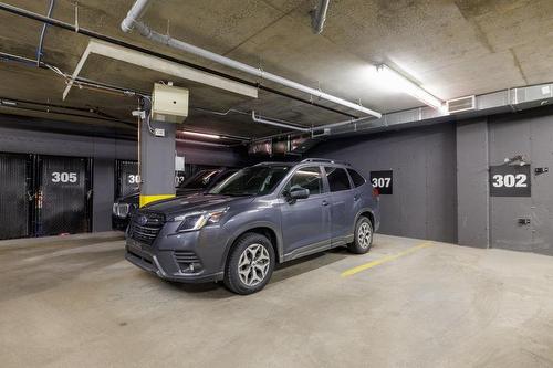 Garage - 307-5700 Av. Victoria, Montréal (Côte-Des-Neiges/Notre-Dame-De-Grâce), QC - Indoor Photo Showing Garage