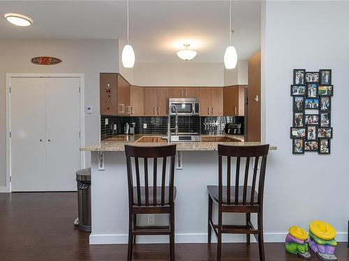 301-590 Bezanton Way, Colwood, BC - Indoor Photo Showing Kitchen