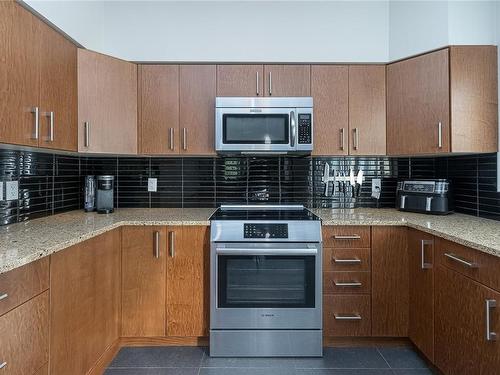 301-590 Bezanton Way, Colwood, BC - Indoor Photo Showing Kitchen