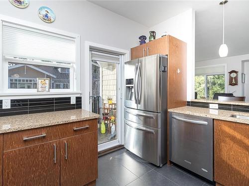 301-590 Bezanton Way, Colwood, BC - Indoor Photo Showing Kitchen