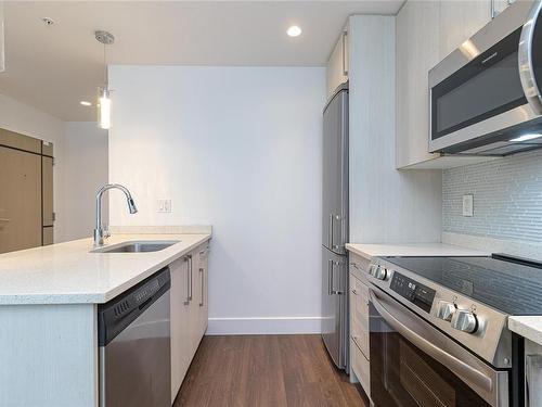 301-1090 Johnson St, Victoria, BC - Indoor Photo Showing Kitchen With Upgraded Kitchen