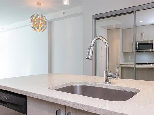 301-1090 Johnson St, Victoria, BC - Indoor Photo Showing Kitchen