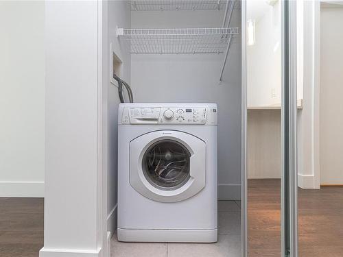 301-1090 Johnson St, Victoria, BC - Indoor Photo Showing Laundry Room