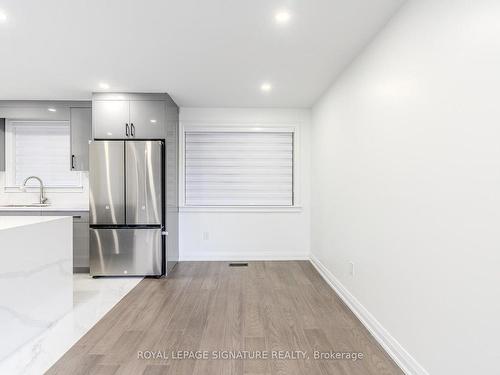 2218 Cliff Rd, Mississauga, ON - Indoor Photo Showing Kitchen