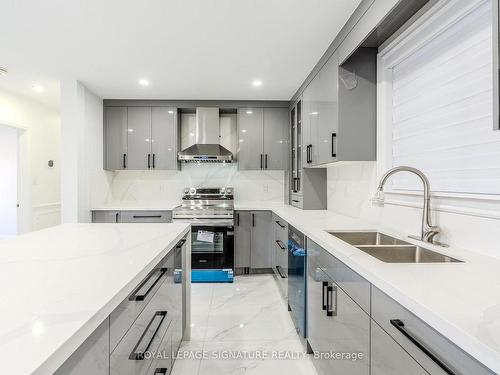 2218 Cliff Rd, Mississauga, ON - Indoor Photo Showing Kitchen With Double Sink With Upgraded Kitchen