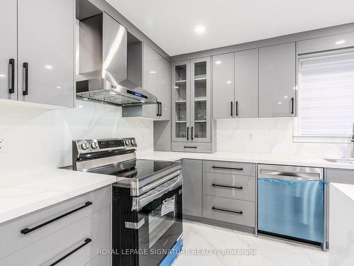 2218 Cliff Rd, Mississauga, ON - Indoor Photo Showing Kitchen With Upgraded Kitchen