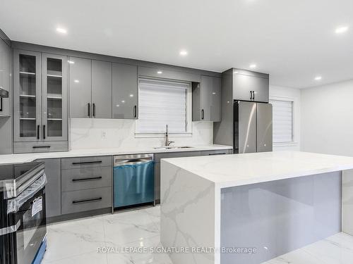 2218 Cliff Rd, Mississauga, ON - Indoor Photo Showing Kitchen With Upgraded Kitchen