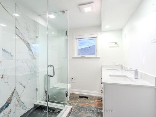 2218 Cliff Rd, Mississauga, ON - Indoor Photo Showing Bathroom