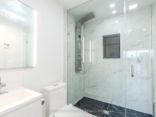 2218 Cliff Rd, Mississauga, ON - Indoor Photo Showing Bathroom