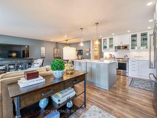 23 Birch St, Orangeville, ON - Indoor Photo Showing Kitchen With Upgraded Kitchen