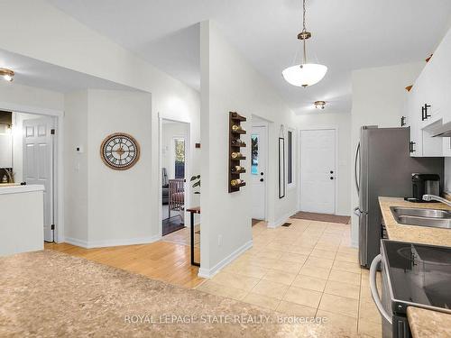 4466 Michael Ave, Lincoln, ON - Indoor Photo Showing Kitchen With Double Sink