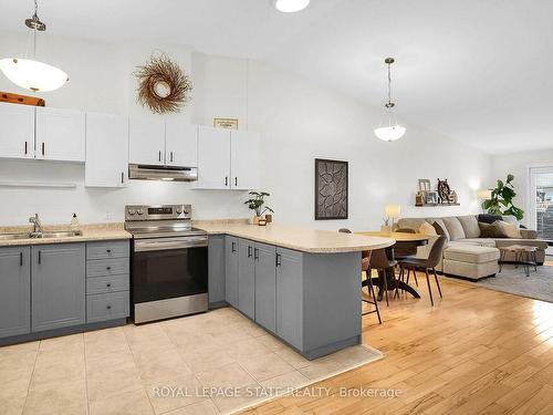 4466 Michael Ave, Lincoln, ON - Indoor Photo Showing Kitchen With Double Sink