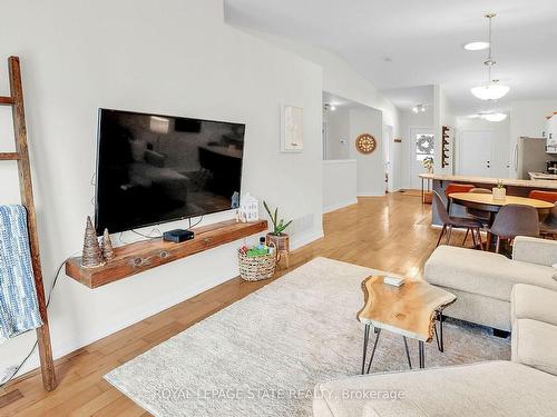 4466 Michael Ave, Lincoln, ON - Indoor Photo Showing Living Room