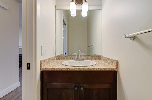 712 Ruston Road, Kelowna, BC - Indoor Photo Showing Bathroom