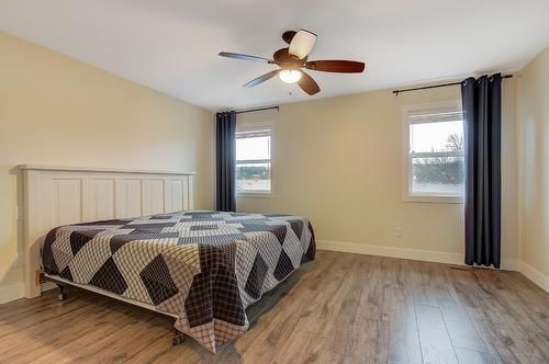 712 Ruston Road, Kelowna, BC - Indoor Photo Showing Bedroom