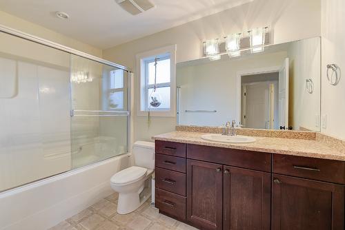 712 Ruston Road, Kelowna, BC - Indoor Photo Showing Bathroom