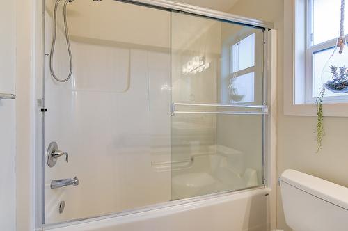 712 Ruston Road, Kelowna, BC - Indoor Photo Showing Bathroom