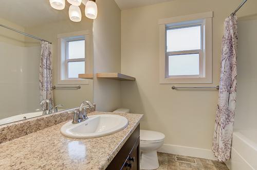 712 Ruston Road, Kelowna, BC - Indoor Photo Showing Bathroom