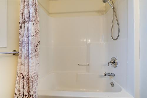 712 Ruston Road, Kelowna, BC - Indoor Photo Showing Bathroom