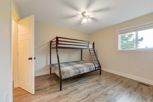 712 Ruston Road, Kelowna, BC - Indoor Photo Showing Bedroom