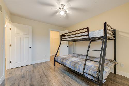 712 Ruston Road, Kelowna, BC - Indoor Photo Showing Bedroom