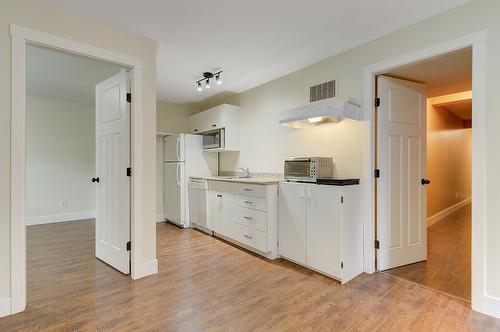 712 Ruston Road, Kelowna, BC - Indoor Photo Showing Kitchen