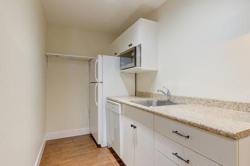 712 Ruston Road, Kelowna, BC - Indoor Photo Showing Kitchen