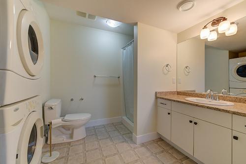 712 Ruston Road, Kelowna, BC - Indoor Photo Showing Laundry Room