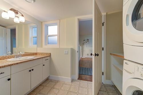 712 Ruston Road, Kelowna, BC - Indoor Photo Showing Laundry Room