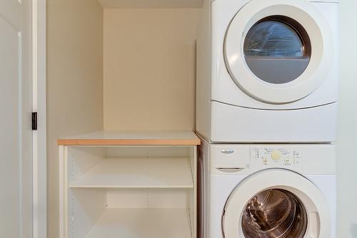 712 Ruston Road, Kelowna, BC - Indoor Photo Showing Laundry Room