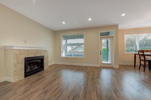 712 Ruston Road, Kelowna, BC - Indoor Photo Showing Living Room With Fireplace