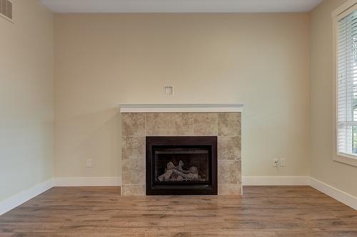 712 Ruston Road, Kelowna, BC - Indoor Photo Showing Living Room With Fireplace