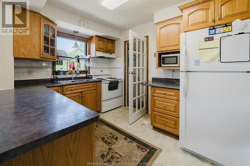 68 Argyle Crescent, Chatham, ON - Indoor Photo Showing Kitchen With Double Sink