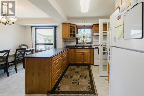 68 Argyle Crescent, Chatham, ON - Indoor Photo Showing Kitchen With Double Sink