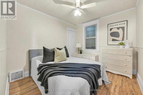 274 Edgemont Street S, Hamilton, ON - Indoor Photo Showing Bedroom