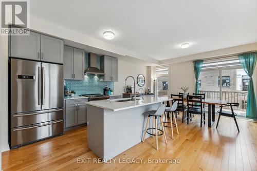 2528 Castlegate Crossing, Pickering, ON - Indoor Photo Showing Kitchen With Upgraded Kitchen