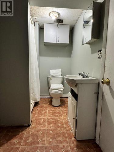 1440 Hawthorne Drive, Sudbury, ON - Indoor Photo Showing Bathroom