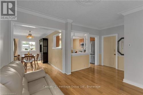 370 Stone Street, Gananoque (821 - Gananoque), ON - Indoor Photo Showing Living Room