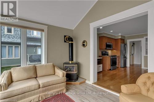 370 Stone Street, Gananoque (821 - Gananoque), ON - Indoor Photo Showing Living Room